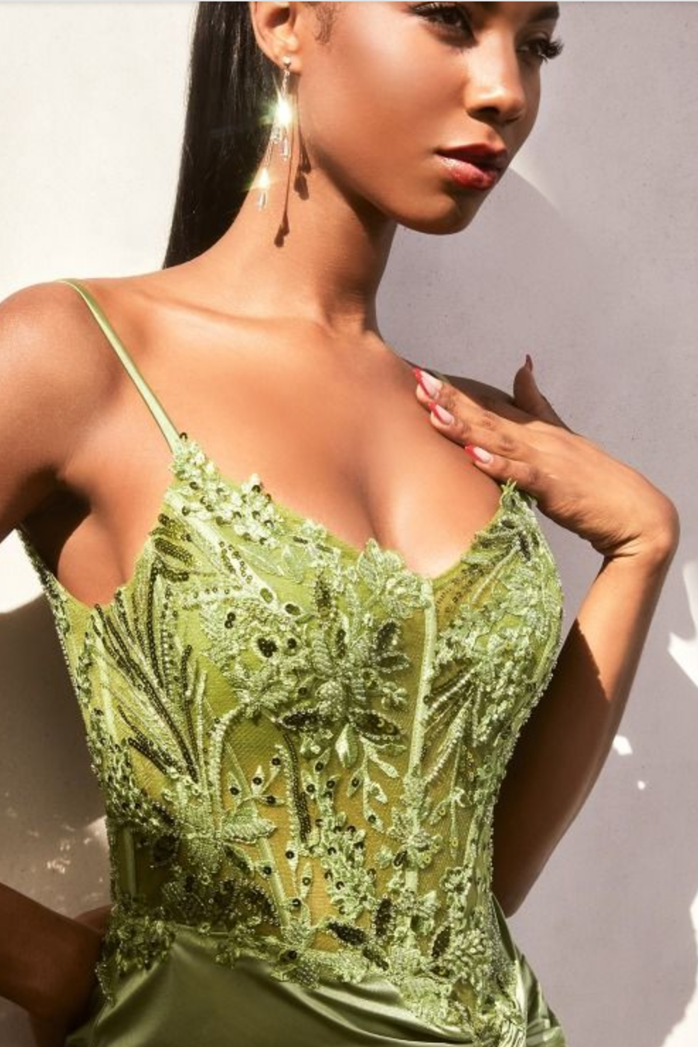 ROBE LONGUE EN SATIN AVEC CORSAGE ORNÉ DE DÉTAILS