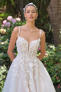 Appliqué de dentelle florale sur tulle superposé